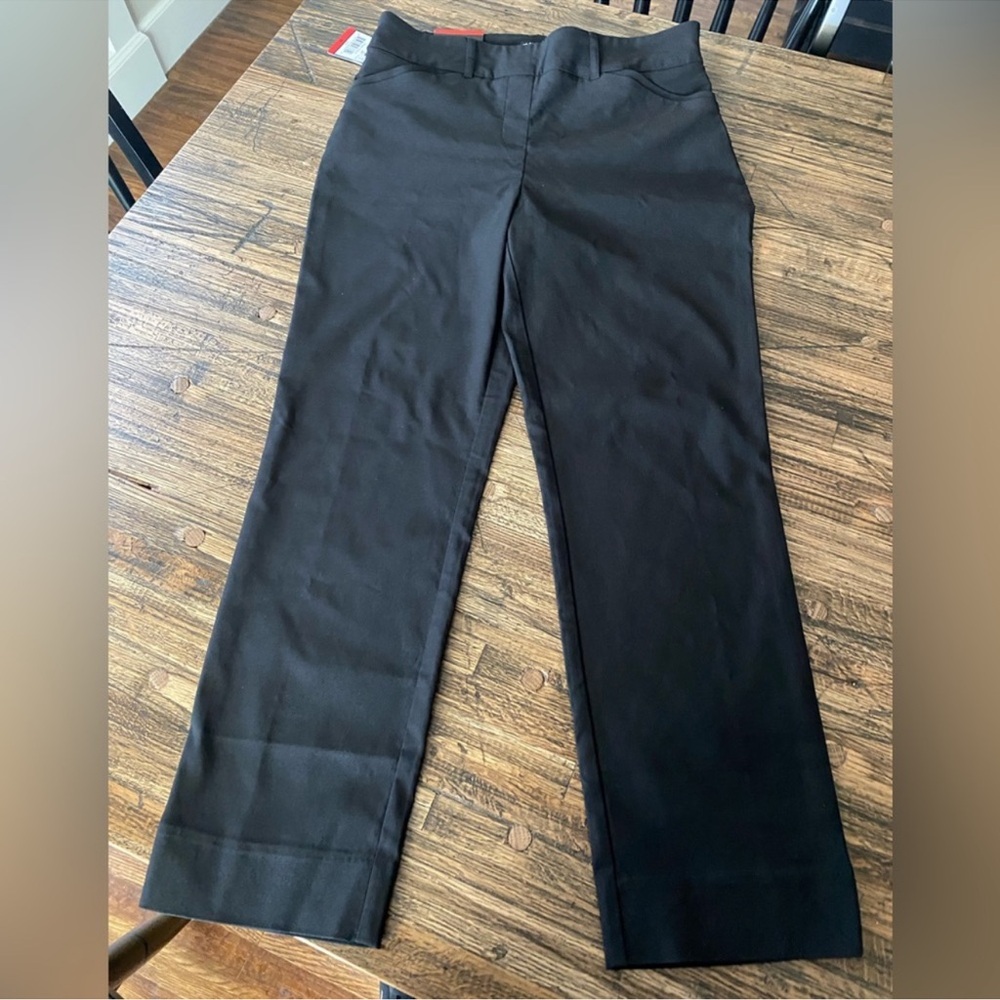 NWT. Hilary Radley Ladies Pull On Ankle Pant. Size Medium.